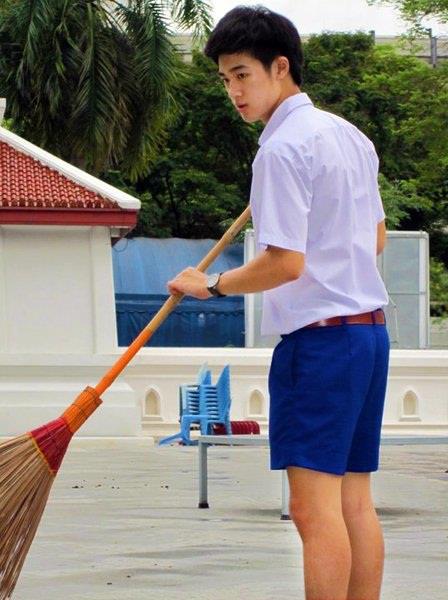 หนุ่ม ม. ปลาย กางเ้กงน้ำเงิน