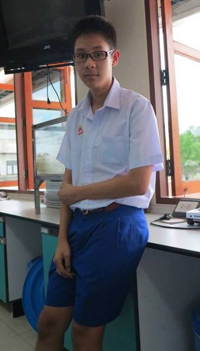 หนุ่ม ม. ปลาย กางเ้กงน้ำเงิน