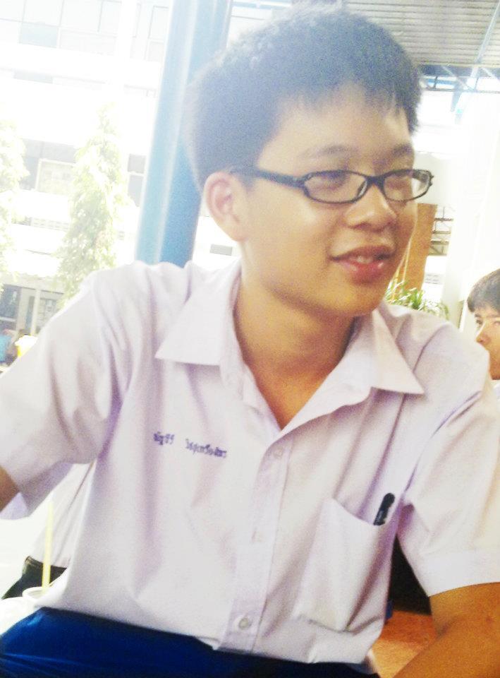 หนุ่ม ม. ปลาย กางเ้กงน้ำเงิน