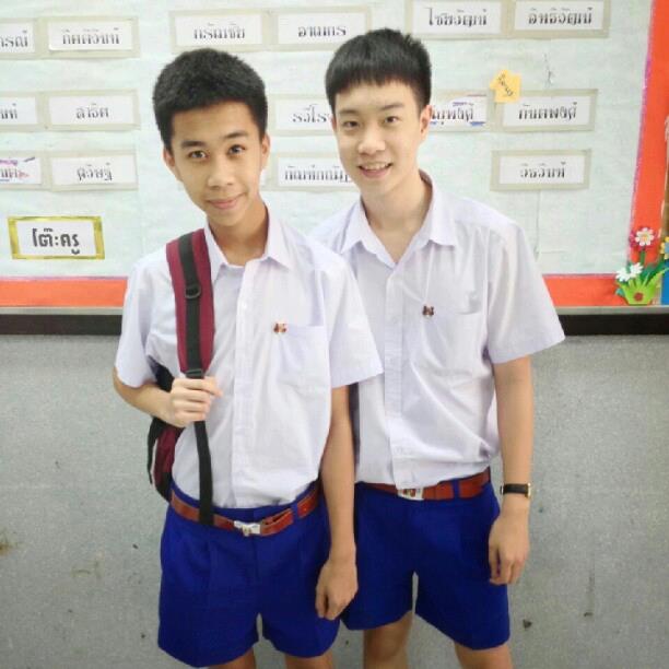 หนุ่ม ม. ปลาย กางเ้กงน้ำเงิน