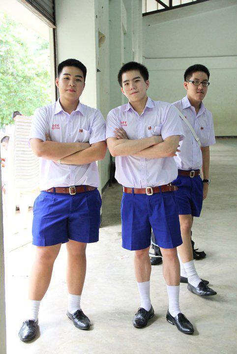 หนุ่ม ม. ปลาย กางเ้กงน้ำเงิน