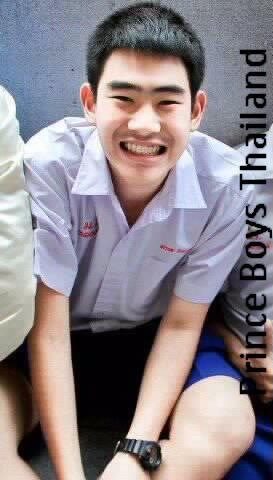 หนุ่ม ม. ปลาย กางเ้กงน้ำเงิน