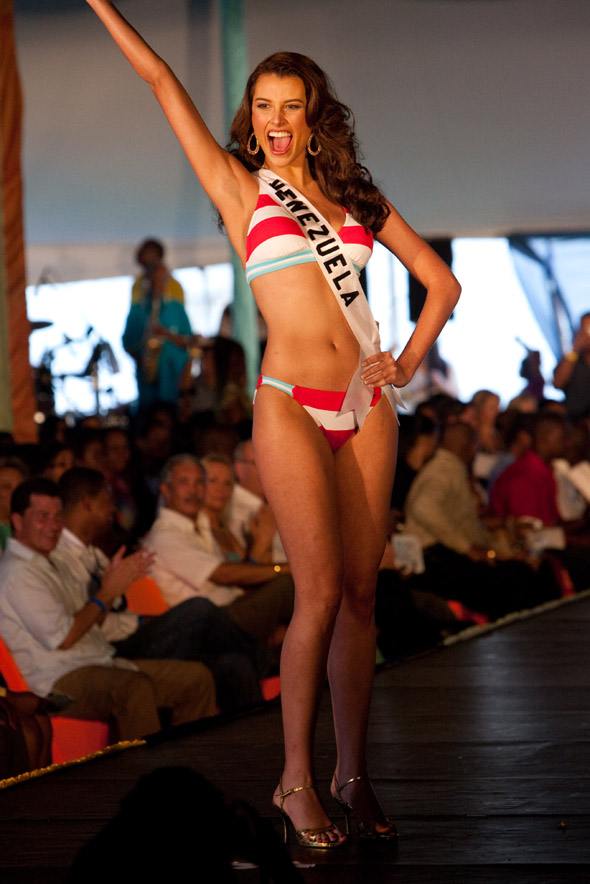 Stefania Fernandez @ Miss Universe 2009