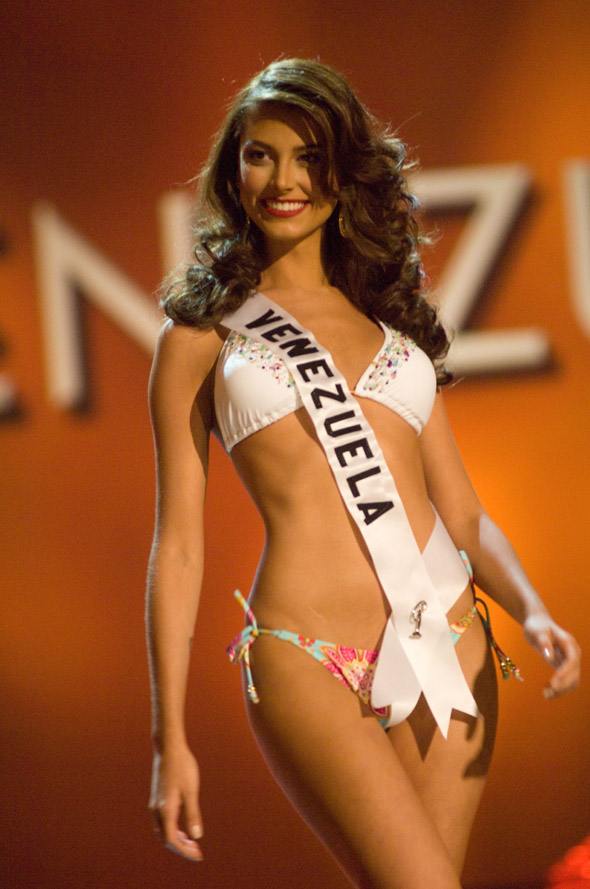 Stefania Fernandez @ Miss Universe 2009