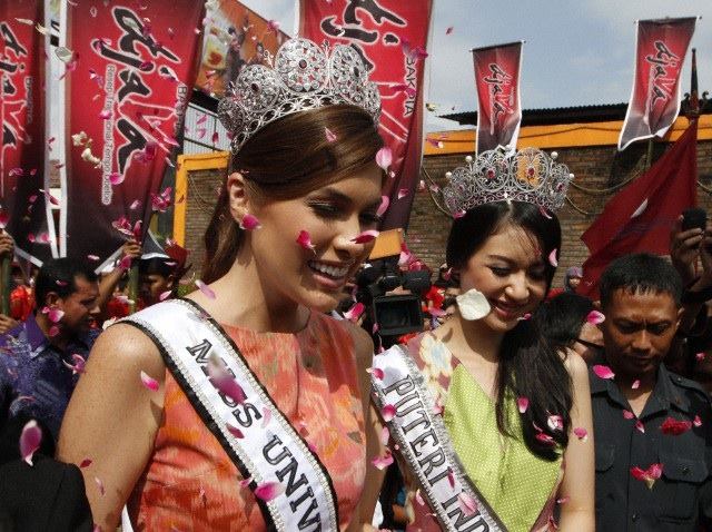 Miss Universe 2013 ทำกิจกรรมในประเทศอินโดนีเซียอย่างคึกคัก
