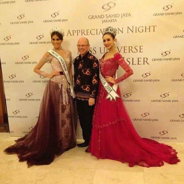 ภาพการมอบมงกุฎมิสอินโดนีเซีย 2014 จากนางงามจักรวาล