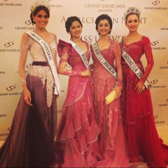 ภาพการมอบมงกุฎมิสอินโดนีเซีย 2014 จากนางงามจักรวาล