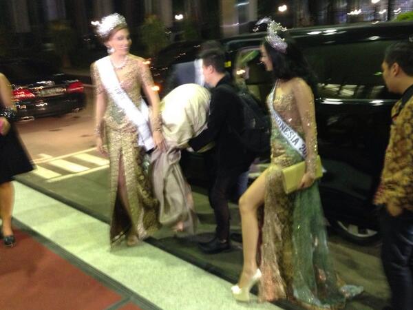 ภาพการมอบมงกุฎมิสอินโดนีเซีย 2014 จากนางงามจักรวาล