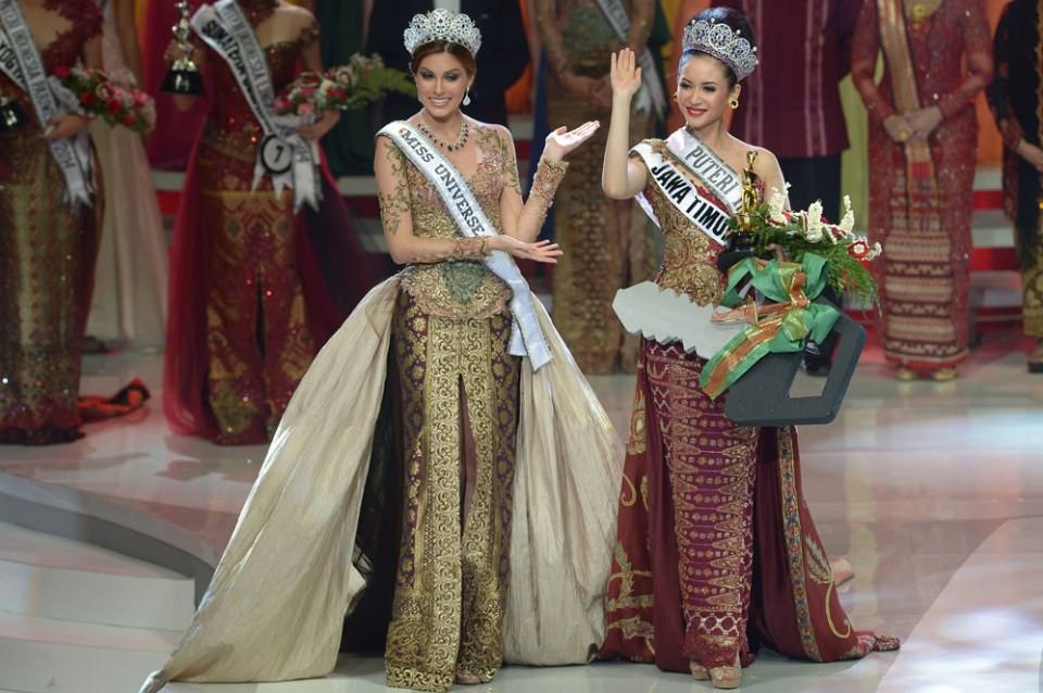 ภาพการมอบมงกุฎมิสอินโดนีเซีย 2014 จากนางงามจักรวาล