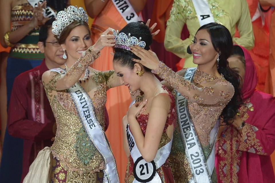 ภาพการมอบมงกุฎมิสอินโดนีเซีย 2014 จากนางงามจักรวาล