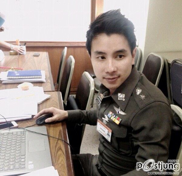 ฟินไปกับหนุ่มในเครื่องแบบ "รองอั๋น"