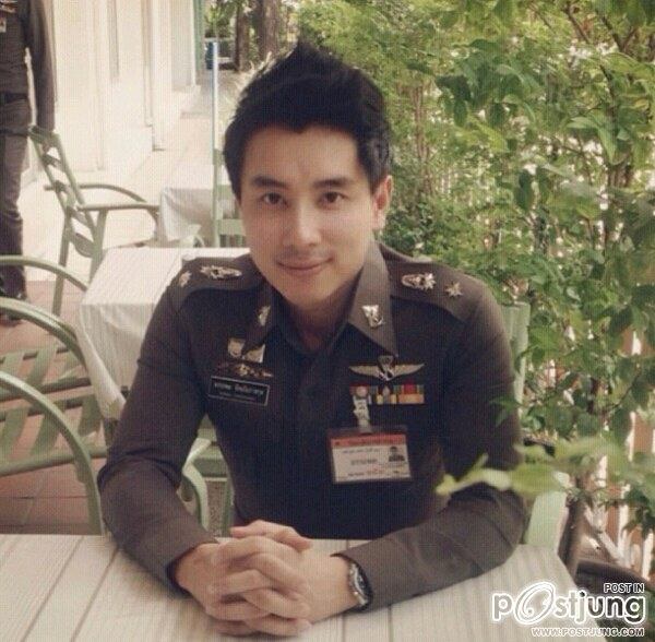 ฟินไปกับหนุ่มในเครื่องแบบ "รองอั๋น"