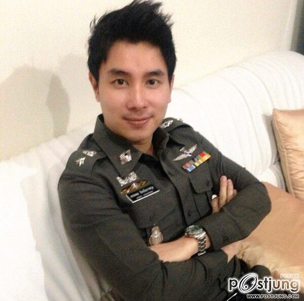 ฟินไปกับหนุ่มในเครื่องแบบ "รองอั๋น"