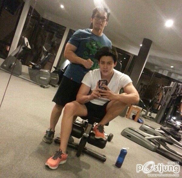 พระเอกหนุ่มสุดทะเล้น หมาก ปริญ ทั้งฟิน ทั้งน่ารัก