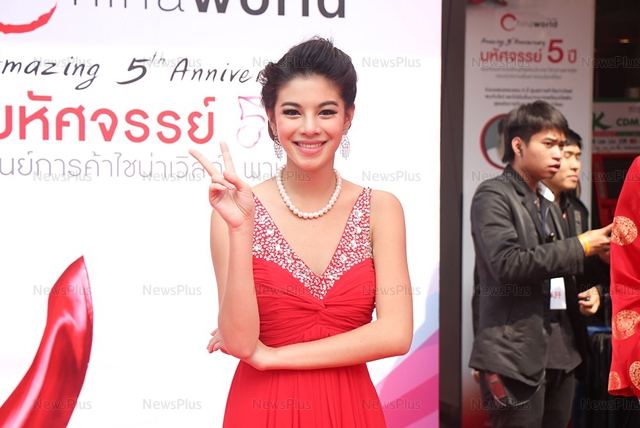 พราวพิลาส คือหัตถาครองพิภพ ในละครเป็นสาวเจ้าน้ำตา ชีวิตจริงสวยเซ็กซี่