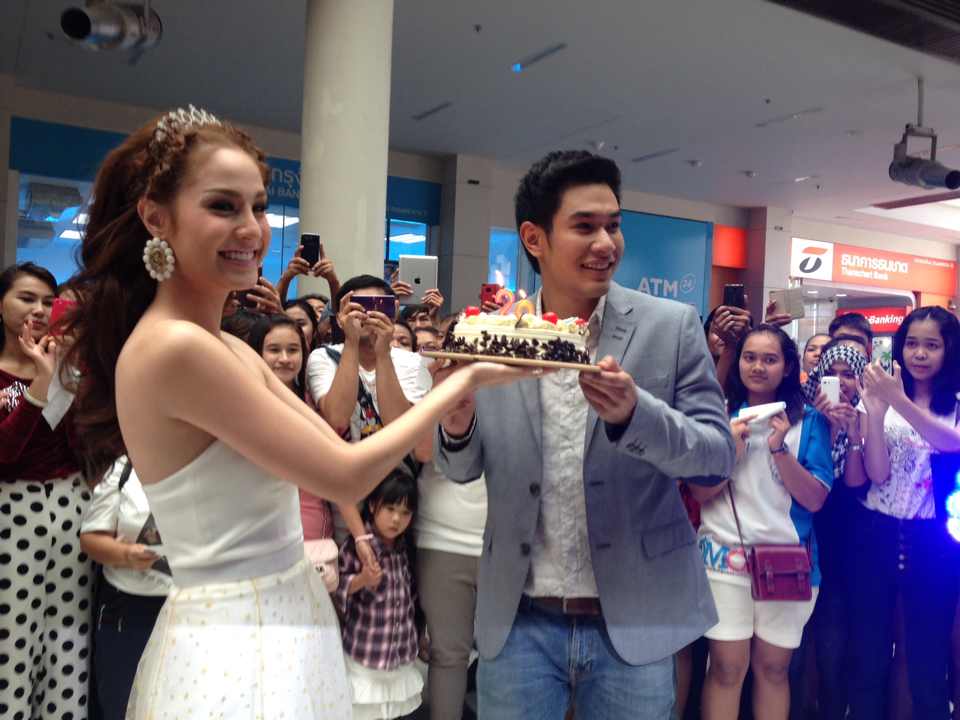 อ๋อมขวัญ 7 สีคอนเสิร์ต + แฟนคลับอ๋อมขวัญร่วมเซอร์ไพรส์วันเกิดให้อ๋อม