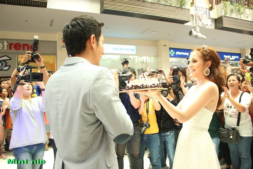 อ๋อมขวัญ 7 สีคอนเสิร์ต + แฟนคลับอ๋อมขวัญร่วมเซอร์ไพรส์วันเกิดให้อ๋อม