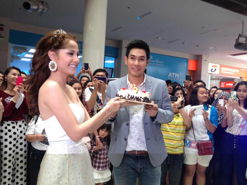 อ๋อมขวัญ 7 สีคอนเสิร์ต + แฟนคลับอ๋อมขวัญร่วมเซอร์ไพรส์วันเกิดให้อ๋อม