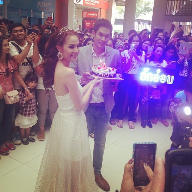 อ๋อมขวัญ 7 สีคอนเสิร์ต + แฟนคลับอ๋อมขวัญร่วมเซอร์ไพรส์วันเกิดให้อ๋อม