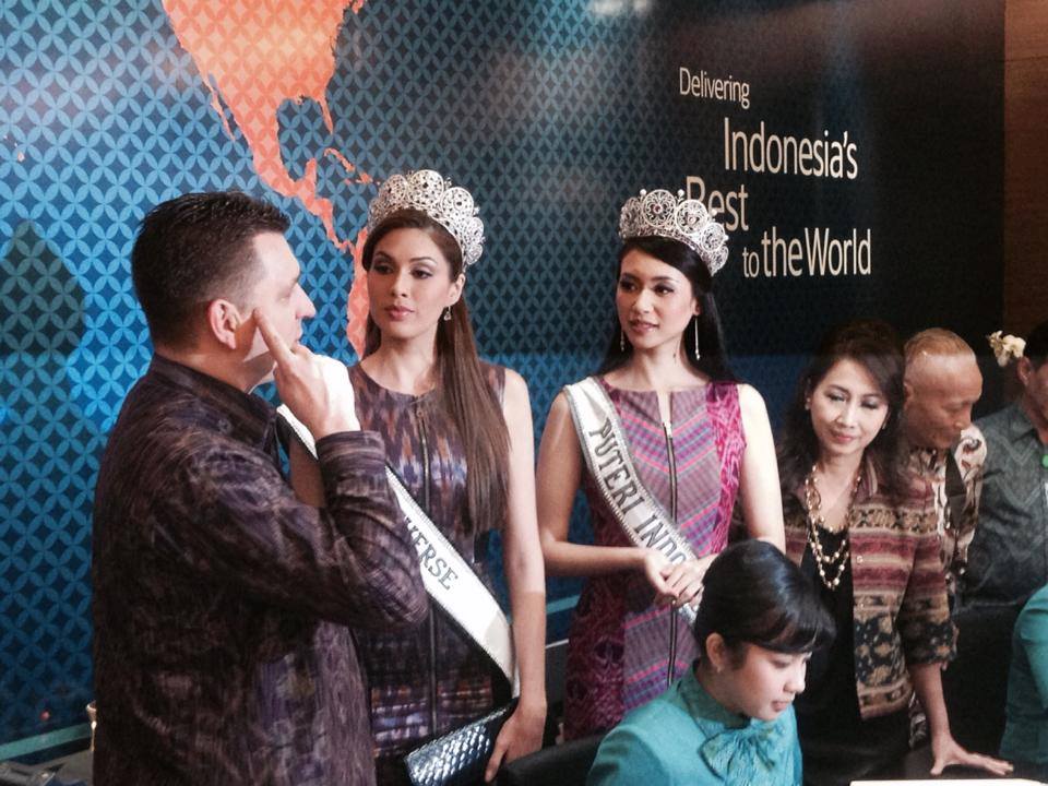 นางงามจักรวาล 2013 กับชุดผ้าพื้นเมืองอินโดนีเซีย