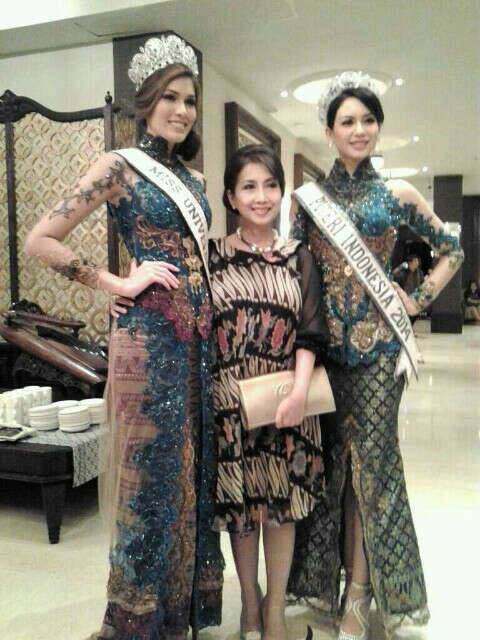 นางงามจักรวาล 2013 กับชุดผ้าพื้นเมืองอินโดนีเซีย