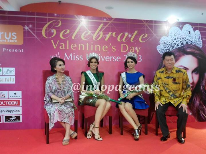 นางงามจักรวาล 2013 กับชุดผ้าพื้นเมืองอินโดนีเซีย