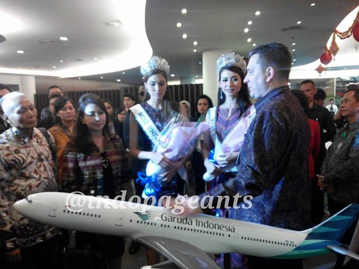 นางงามจักรวาล 2013 กับชุดผ้าพื้นเมืองอินโดนีเซีย