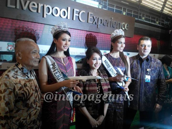 นางงามจักรวาล 2013 กับชุดผ้าพื้นเมืองอินโดนีเซีย