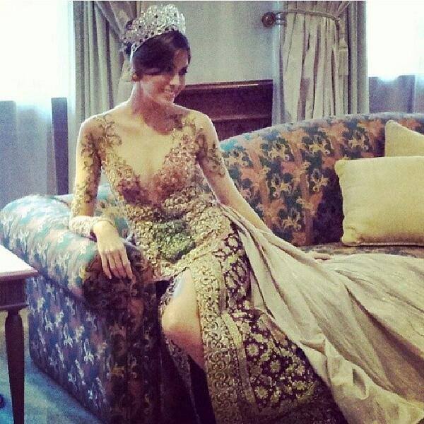 นางงามจักรวาล 2013 กับชุดผ้าพื้นเมืองอินโดนีเซีย