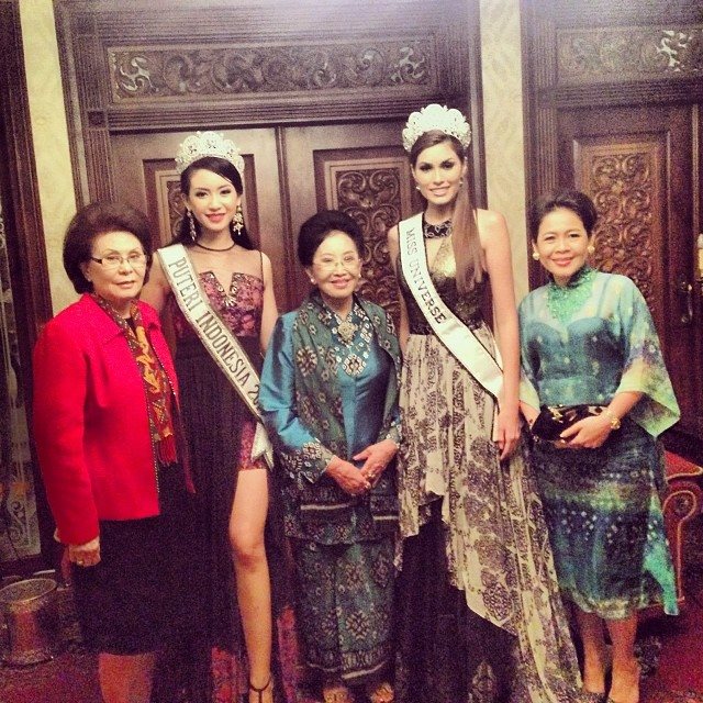 นางงามจักรวาล 2013 กับชุดผ้าพื้นเมืองอินโดนีเซีย