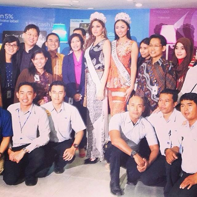 นางงามจักรวาล 2013 กับชุดผ้าพื้นเมืองอินโดนีเซีย