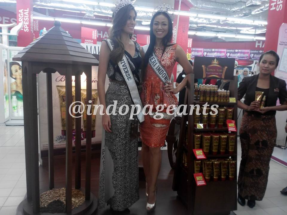 นางงามจักรวาล 2013 กับชุดผ้าพื้นเมืองอินโดนีเซีย