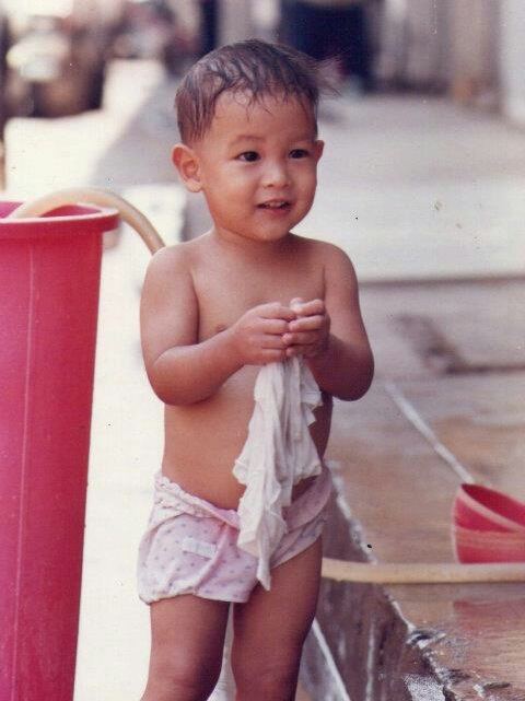 เสียดายน่าจะได้เห็นแสดงหนังหรือละคร  ตอนเป็นเด็กน้อยหน้าฮักเอ๊าะๆดี [ เจมส์ จิรายุ ]
