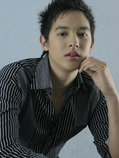 เสียดายน่าจะได้เห็นแสดงหนังหรือละคร  ตอนเป็นเด็กน้อยหน้าฮักเอ๊าะๆดี [ เจมส์ จิรายุ ]