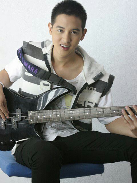 เสียดายน่าจะได้เห็นแสดงหนังหรือละคร  ตอนเป็นเด็กน้อยหน้าฮักเอ๊าะๆดี [ เจมส์ จิรายุ ]