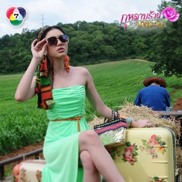 ใหม่ ดาวิกา รับบท โรสริน ในละคร กุหลาบร้ายของนายตะวัน .