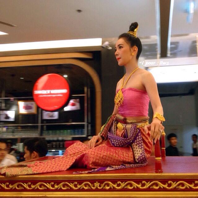 นุ่น วรนุช นางวรรณคดีเดินดิน
