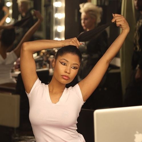 Nicki Minaj ทิ้งวิกโชว์ผมจริงแล้วจ้าา!! เปลี่ยนลุคที่คุณไม่เคยเห็นจากเทอมาก่อน!!!!!!