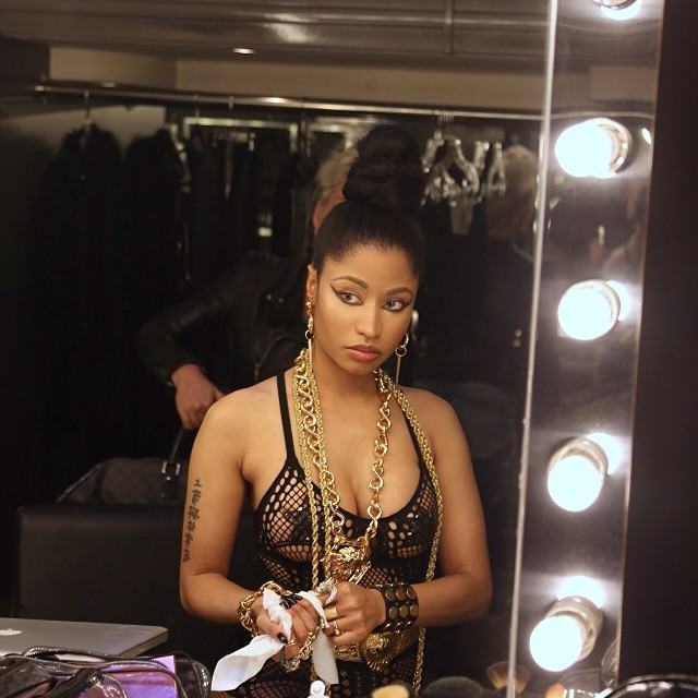 Nicki Minaj ทิ้งวิกโชว์ผมจริงแล้วจ้าา!! เปลี่ยนลุคที่คุณไม่เคยเห็นจากเทอมาก่อน!!!!!!