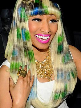 Nicki Minaj ทิ้งวิกโชว์ผมจริงแล้วจ้าา!! เปลี่ยนลุคที่คุณไม่เคยเห็นจากเทอมาก่อน!!!!!!