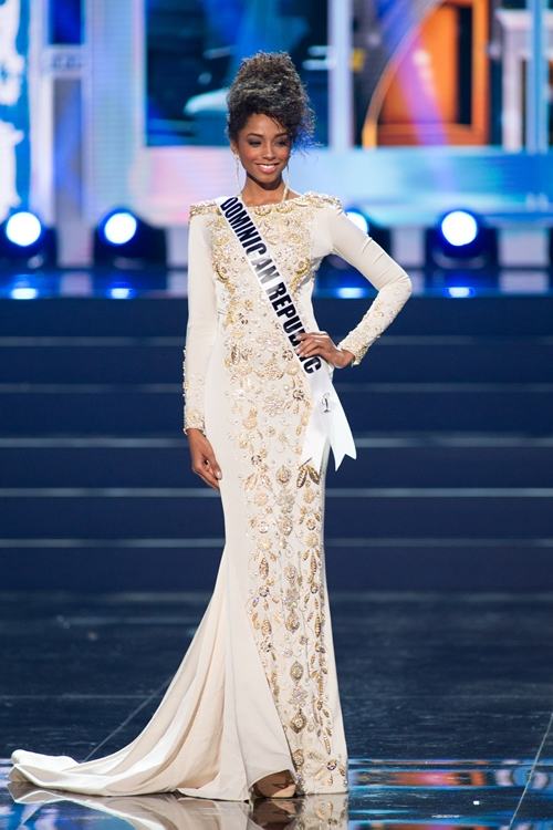 ชุดราตรีแขนยาวบนเวที Miss Universe 2013