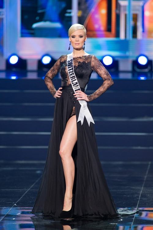 ชุดราตรีแขนยาวบนเวที Miss Universe 2013