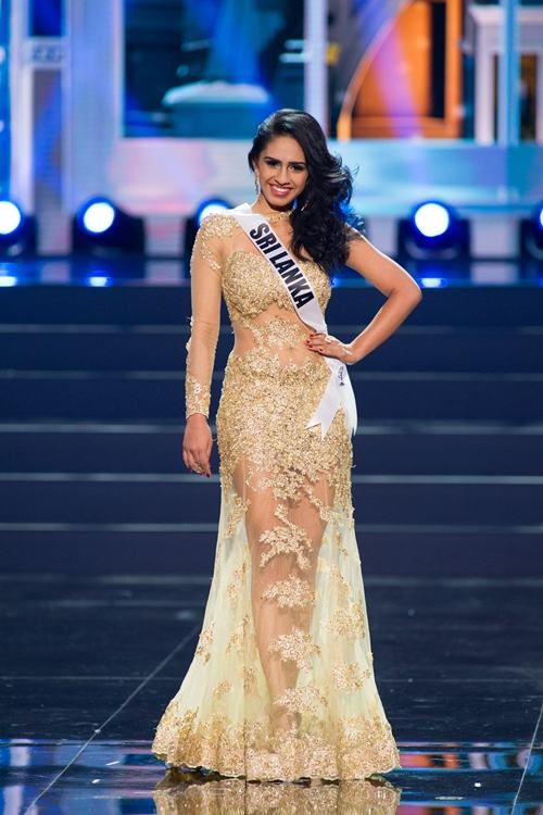 ชุดราตรีแขนยาวบนเวที Miss Universe 2013