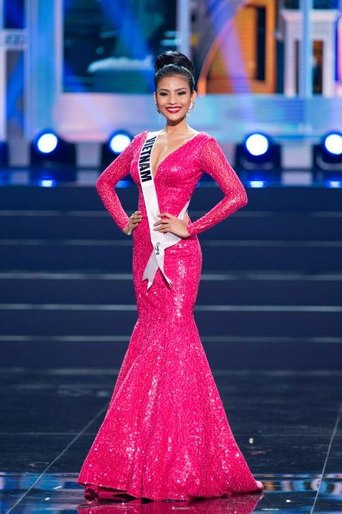 ชุดราตรีแขนยาวบนเวที Miss Universe 2013