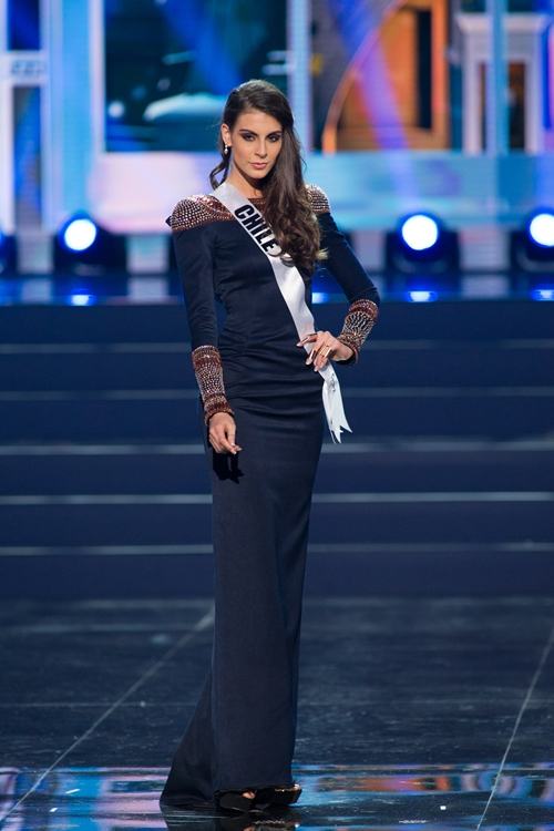 ชุดราตรีแขนยาวบนเวที Miss Universe 2013