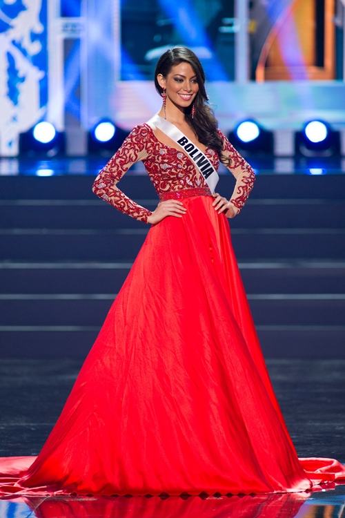 ชุดราตรีแขนยาวบนเวที Miss Universe 2013