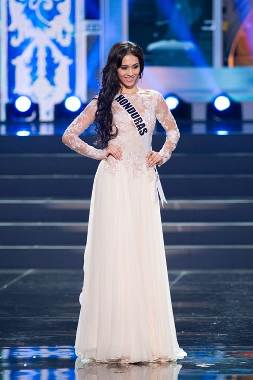 ชุดราตรีแขนยาวบนเวที Miss Universe 2013