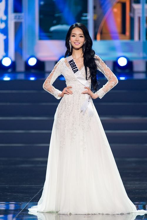 ชุดราตรีแขนยาวบนเวที Miss Universe 2013