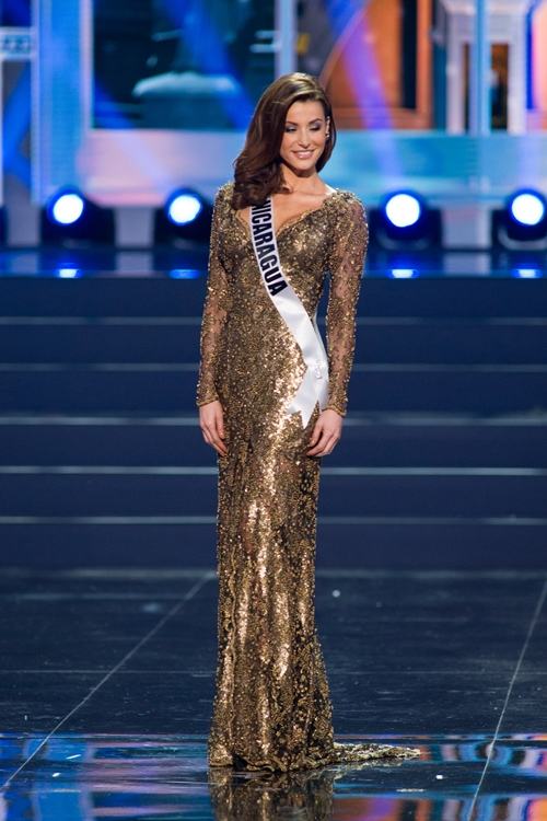 ชุดราตรีแขนยาวบนเวที Miss Universe 2013