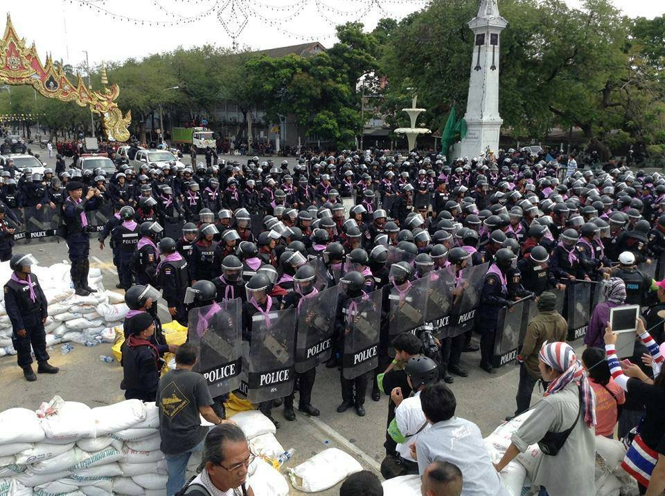 อีก นิดเดียว นะคะ พี่ ตำรวจ ทั้งหลาย บ้านเมืองใกล้จะสหงบแล้ว ขอความสุขของเราจ่งคืนกลับมา